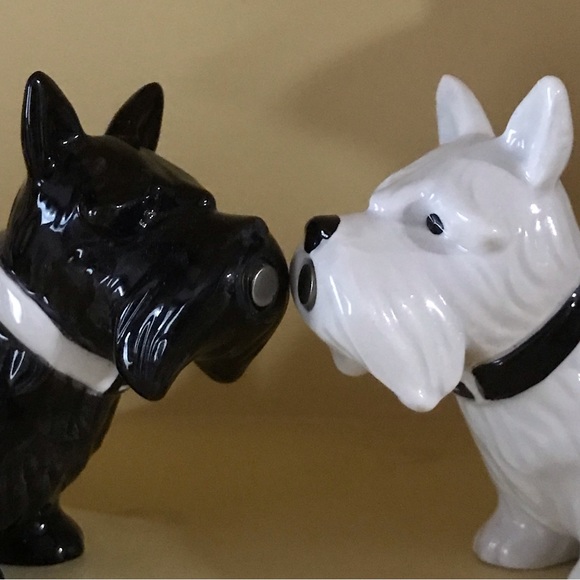 Scottie dogs Kissing dog salt and pepper shakers Black and white - Picture 1 of 10